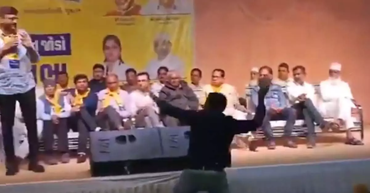 ಗುಜರಾತ್ | ಆಪ್ ಶಾಸಕನ ಮೇಲೆ ಶೂ ಎಸೆದ ಕಾಂಗ್ರೆಸ್ ಕಾರ್ಯಕರ್ತ: ಆರೋಪಿಗೆ ಥಳಿತ ಗುಜರಾತ್ | ಆಪ್ ಶಾಸಕನ ಮೇಲೆ ಶೂ ಎಸೆದ ಕಾಂಗ್ರೆಸ್ ಕಾರ್ಯಕರ್ತ: ಆರೋಪಿಗೆ ಥಳಿತ