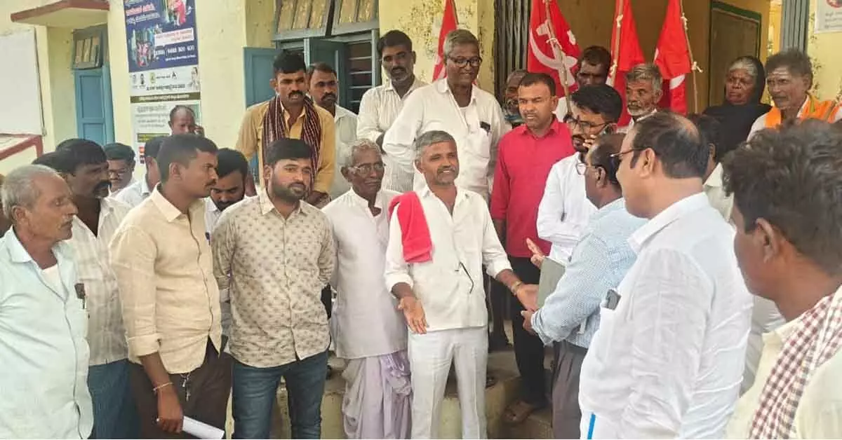 ಚಿಂಚೋಳಿ| ಅತಿವೃಷ್ಟಿ ಹಾನಿ ಪರಿಹಾರ ಹಾಗೂ ನೀರಾವರಿ ಕಾಲುವೆಗಳ ದುರಸ್ತಿಗೆ ಆಗ್ರಹಿಸಿ ಕೆಪಿಆರ್ಎಸ್ ಪ್ರತಿಭಟನೆ ಚಿಂಚೋಳಿ| ಅತಿವೃಷ್ಟಿ ಹಾನಿ ಪರಿಹಾರ ಹಾಗೂ ನೀರಾವರಿ ಕಾಲುವೆಗಳ ದುರಸ್ತಿಗೆ ಆಗ್ರಹಿಸಿ ಕೆಪಿಆರ್ಎಸ್ ಪ್ರತಿಭಟನೆ