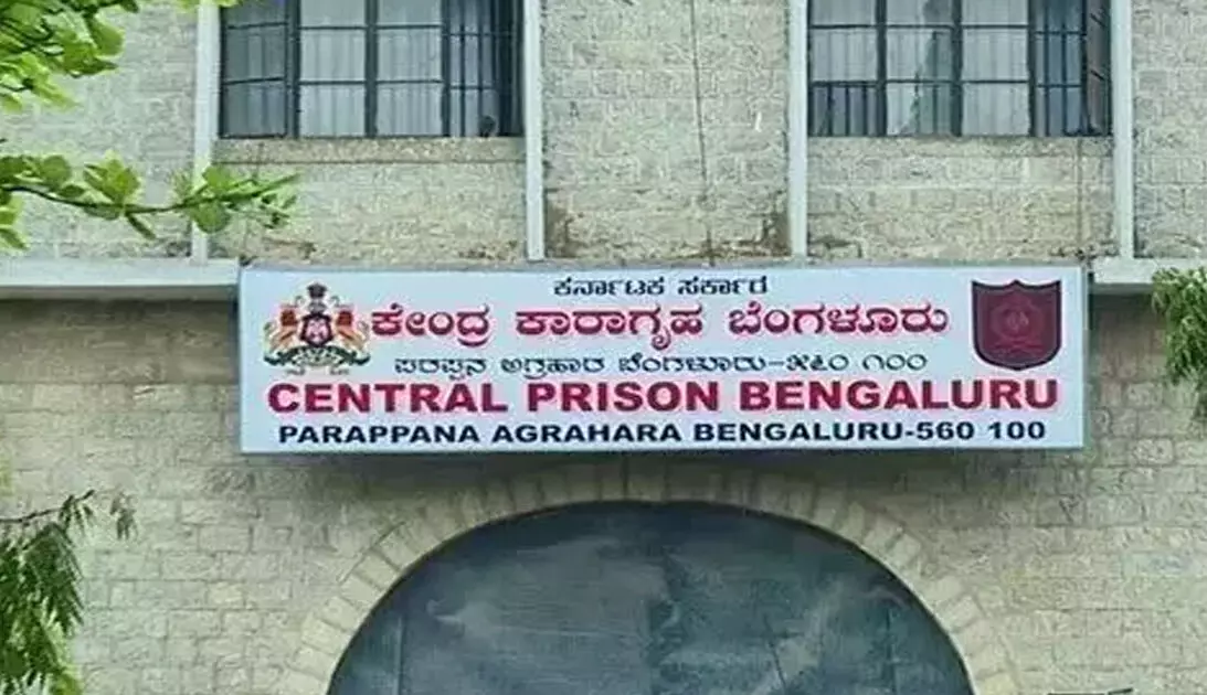 Bengaluru | ಕಾರಾಗೃಹದೊಳಗೆ ಸಿಗರೇಟ್ ಪ್ಯಾಕ್ ಕೊಂಡೊಯ್ಯುವಾಗ ಸಿಕ್ಕಿಬಿದ್ದ ವಾರ್ಡನ್!