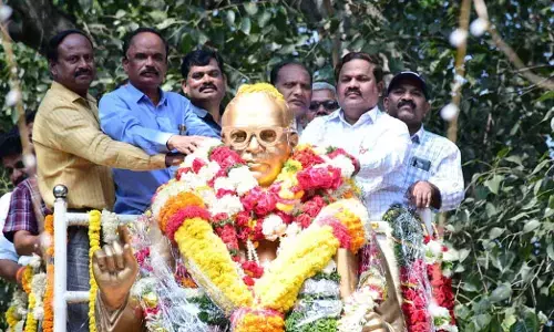 ಕಲಬುರಗಿ: ಸರ್ಕಾರಿ ನೌಕರರ ಸಂಘದಿಂದ ಡಾ.ಬಿ ಆರ್ ಅಂಬೇಡ್ಕರ್ ಪುತ್ಥಳಿಗೆ ಮಾಲಾರ್ಪಣೆ