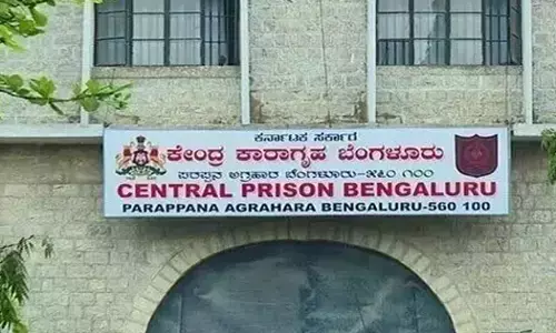 Bengaluru | ಕಾರಾಗೃಹದೊಳಗೆ ಸಿಗರೇಟ್ ಪ್ಯಾಕ್ ಕೊಂಡೊಯ್ಯುವಾಗ ಸಿಕ್ಕಿಬಿದ್ದ ವಾರ್ಡನ್!