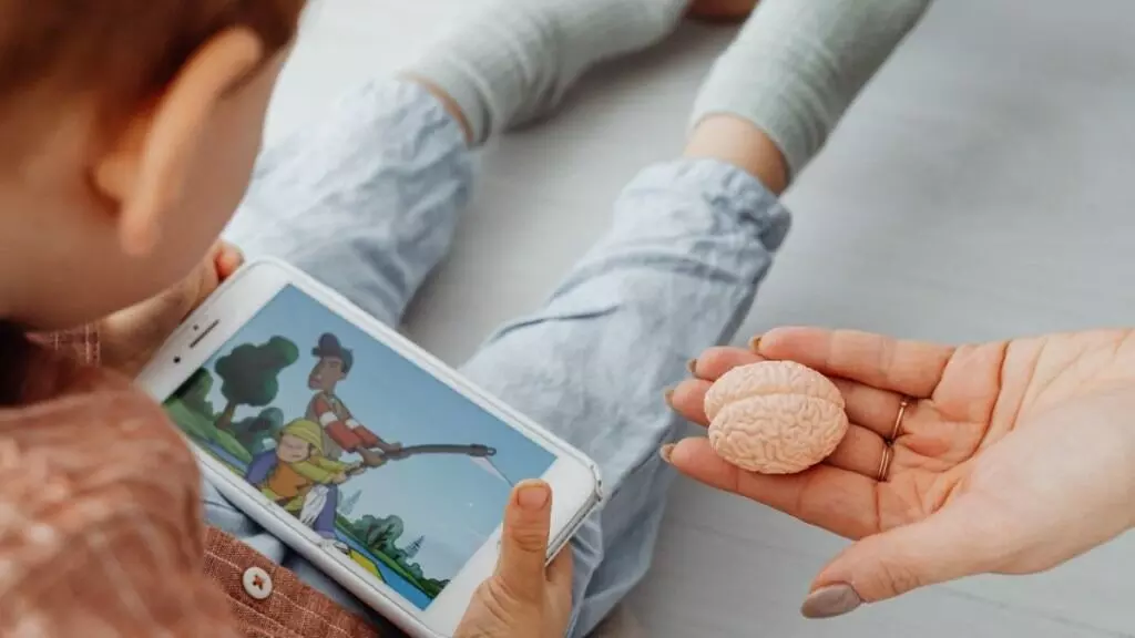 12 ವರ್ಷಕ್ಕೆ ಮೊದಲು ಮಕ್ಕಳ ಕೈಗೆ ಸ್ಮಾರ್ಟ್ಫೋನ್ ನೀಡಿದರೆ ಆರೋಗ್ಯ ಸಮಸ್ಯೆ ಕಾಡಲಿದೆ! 12 ವರ್ಷಕ್ಕೆ ಮೊದಲು ಮಕ್ಕಳ ಕೈಗೆ ಸ್ಮಾರ್ಟ್ಫೋನ್ ನೀಡಿದರೆ ಆರೋಗ್ಯ ಸಮಸ್ಯೆ ಕಾಡಲಿದೆ!