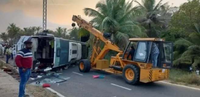 ಮಂಡ್ಯ | ಖಾಸಗಿ ಬಸ್ ಉರುಳಿ ಬಿದ್ದು 30 ಮಂದಿಗೆ ಗಾಯ ಮಂಡ್ಯ | ಖಾಸಗಿ ಬಸ್ ಉರುಳಿ ಬಿದ್ದು 30 ಮಂದಿಗೆ ಗಾಯ