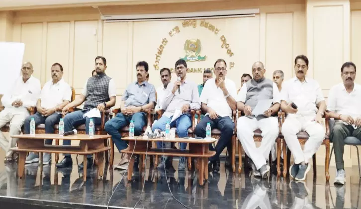 ಬಿಡಿಸಿಸಿ ಬ್ಯಾಂಕ್ ಚುನಾವಣೆ : 18 ಕ್ಷೇತ್ರಗಳ ಪೈಕಿ 15 ಕಾಂಗ್ರೆಸ್ ಬೆಂಬಲಿತ ಅಭ್ಯರ್ಥಿಗಳ ಗೆಲುವು ಬಿಡಿಸಿಸಿ ಬ್ಯಾಂಕ್ ಚುನಾವಣೆ : 18 ಕ್ಷೇತ್ರಗಳ ಪೈಕಿ 15 ಕಾಂಗ್ರೆಸ್ ಬೆಂಬಲಿತ ಅಭ್ಯರ್ಥಿಗಳ ಗೆಲುವು