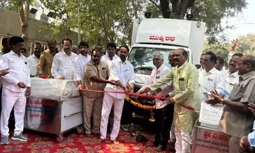 ರಾಯಚೂರು | ಶವಸಂಸ್ಕಾರಕ್ಕೆ ನೆರವಾಗಲು ಕೈಲಾಸ ರಥಯಾತ್ರೆ ವಾಹನ, ರೆಫ್ರಿಜರ್ ಹಸ್ತಾಂತರ