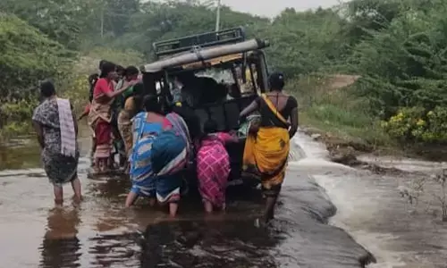 ಬಸರಿಹಾಳ| ಕೆರೆ ತುಂಬಿ ರಸ್ತೆಗೆ ಆವರಿಸಿದ ನೀರು: ಜನರ ಪರದಾಟ