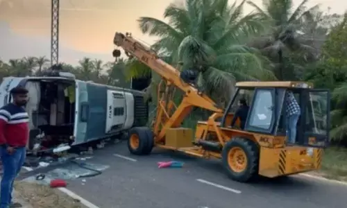 ಮಂಡ್ಯ | ಖಾಸಗಿ ಬಸ್ ಉರುಳಿ ಬಿದ್ದು 30 ಮಂದಿಗೆ ಗಾಯ