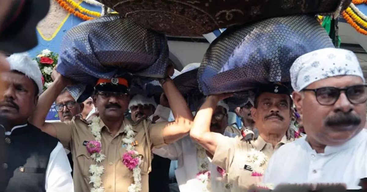 ಮುಂಬೈನ ಪೊಲೀಸ್ ಅಧಿಕಾರಿಗಳು ಪ್ರತಿ ವರ್ಷ ಮಾಹಿಮ್ ದರ್ಗಾಗೆ ಚಾದರ್ ಹೊತ್ತು ಮೆರವಣಿಗೆ ಮಾಡುವುದೇಕೆ? ಮುಂಬೈನ ಪೊಲೀಸ್ ಅಧಿಕಾರಿಗಳು ಪ್ರತಿ ವರ್ಷ ಮಾಹಿಮ್ ದರ್ಗಾಗೆ ಚಾದರ್ ಹೊತ್ತು ಮೆರವಣಿಗೆ ಮಾಡುವುದೇಕೆ?