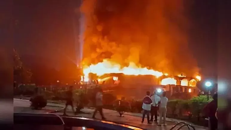 ಗೋವಾ ನೈಟ್ಕ್ಲಬ್ ನಲ್ಲಿ ದುರಂತ: ಕನಿಷ್ಠ 25 ಮಂದಿ ಮೃತ್ಯು; ನಾಲ್ವರ ಬಂಧನ, ಮೂವರು ಅಧಿಕಾರಿಗಳ ಅಮಾನತು ಗೋವಾ ನೈಟ್ಕ್ಲಬ್ ನಲ್ಲಿ ದುರಂತ: ಕನಿಷ್ಠ 25 ಮಂದಿ ಮೃತ್ಯು; ನಾಲ್ವರ ಬಂಧನ, ಮೂವರು ಅಧಿಕಾರಿಗಳ ಅಮಾನತು