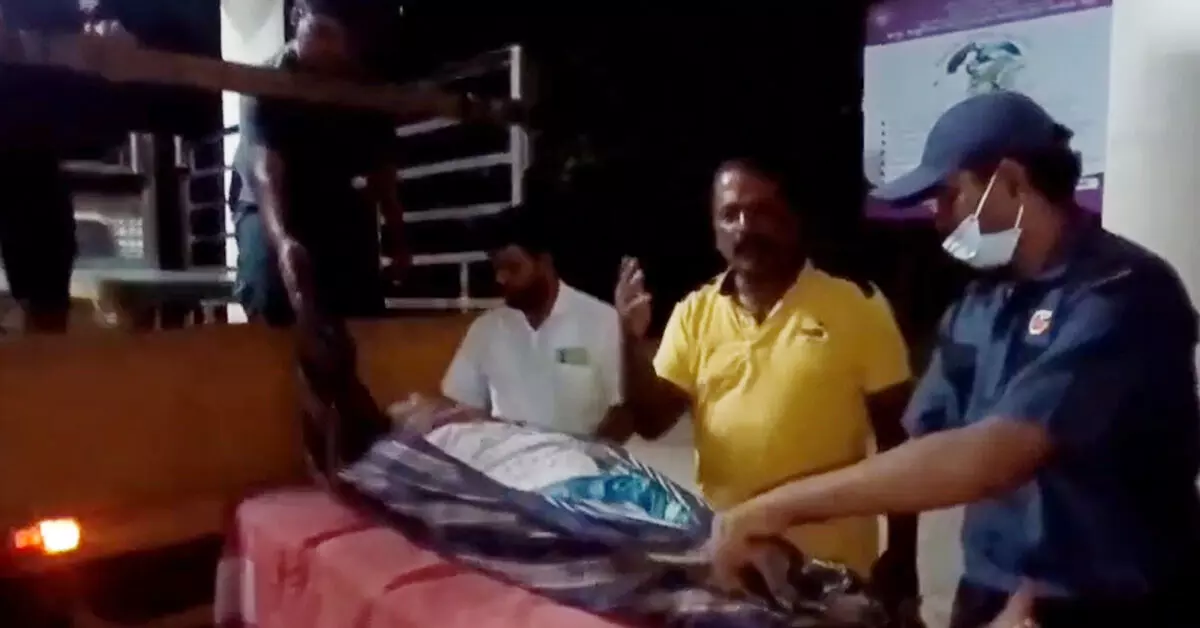 ಉಡುಪಿ | ರೋಗಿಗೆ ಸಿಗಲಿಲ್ಲ ಆಂಬುಲೆನ್ಸ್ 108! : ಗೂಡ್ಸ್ ಟೆಂಪೋದಲ್ಲಿ ರೋಗಿ ಆಸ್ಪತ್ರೆಗೆ ಉಡುಪಿ | ರೋಗಿಗೆ ಸಿಗಲಿಲ್ಲ ಆಂಬುಲೆನ್ಸ್ 108! : ಗೂಡ್ಸ್ ಟೆಂಪೋದಲ್ಲಿ ರೋಗಿ ಆಸ್ಪತ್ರೆಗೆ