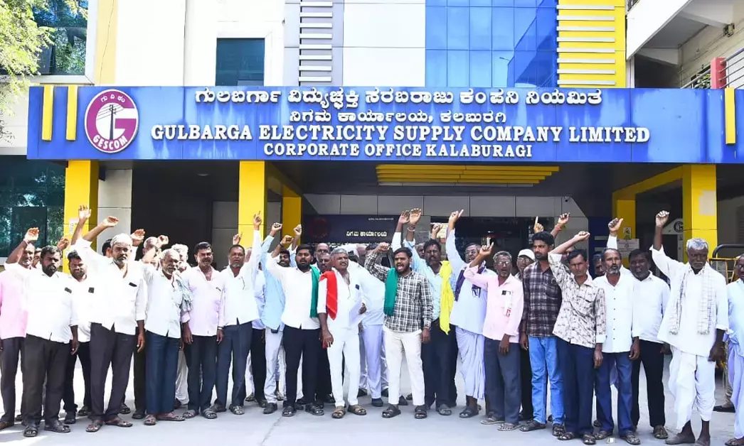 ಕಲಬುರಗಿ | ವಿವಿಧ ಬೇಡಿಕೆಗಳ ಈಡೇರಿಕೆಗೆ ಆಗ್ರಹಿಸಿ ಜೆಸ್ಕಾಂ ಕಚೇರಿ ಎದುರು ರೈತರ ಪ್ರತಿಭಟನೆ