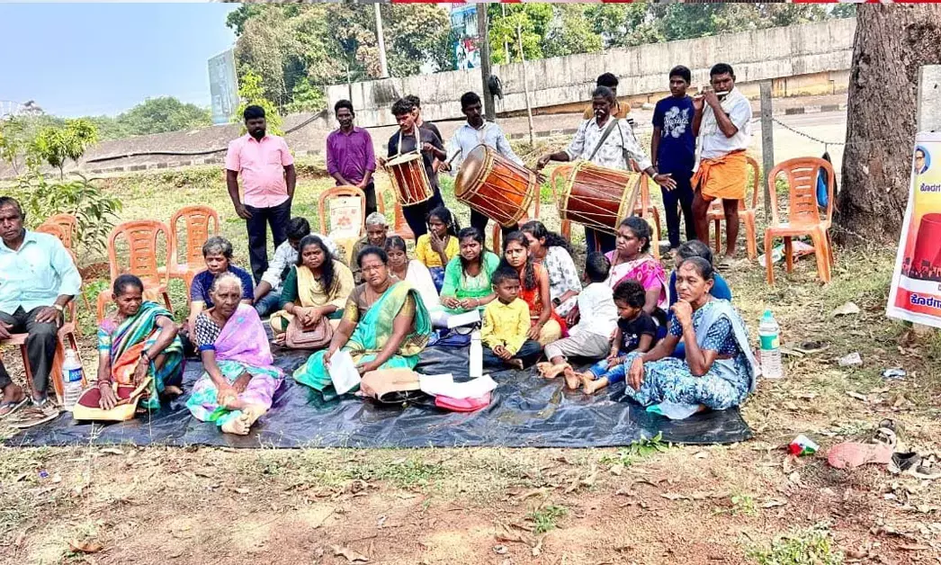 ಕೊರಗರ ಸಾಂಪ್ರದಾಯಿಕ ಕಲ್ಲು ಗಣಿಗಾರಿಕೆ ಕಸಿಯುವ ಯತ್ನ ಆರೋಪ: ಬ್ರಹ್ಮಾವರ ತಾಲೂಕು ಕಚೇರಿ ಎದುರು ಕೊರಗರಿಂದ ಪ್ರತಿಭಟನೆ