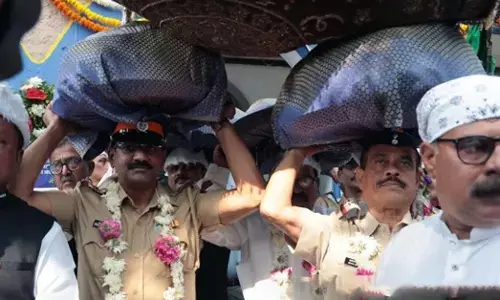 ಮುಂಬೈನ ಪೊಲೀಸ್ ಅಧಿಕಾರಿಗಳು ಪ್ರತಿ ವರ್ಷ ಮಾಹಿಮ್ ದರ್ಗಾಗೆ ಚಾದರ್ ಹೊತ್ತು ಮೆರವಣಿಗೆ ಮಾಡುವುದೇಕೆ?