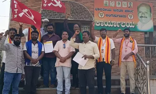 ಕೃಷಿ ಉಪ ನಿರ್ದೇಶಕರ ಕಚೇರಿ ಸ್ಥಳಾಂತರ ವಿರೋಧಿಸಿ ಲಿಂಗಸುಗೂರಿನಲ್ಲಿ ಪ್ರತಿಭಟನೆ