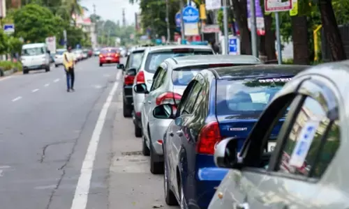 ಮಂಗಳೂರು: ಬಾಡಿಗೆ ಮಾಡುತ್ತಿದ್ದ ಖಾಸಗಿ ಕಾರುಗಳನ್ನು ತಡೆಹಿಡಿದ ಅಸೋಶಿಯೇಶನ್