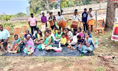ಕೊರಗರ ಸಾಂಪ್ರದಾಯಿಕ ಕಲ್ಲು ಗಣಿಗಾರಿಕೆ ಕಸಿಯುವ ಯತ್ನ ಆರೋಪ: ಬ್ರಹ್ಮಾವರ ತಾಲೂಕು ಕಚೇರಿ ಎದುರು ಕೊರಗರಿಂದ ಪ್ರತಿಭಟನೆ