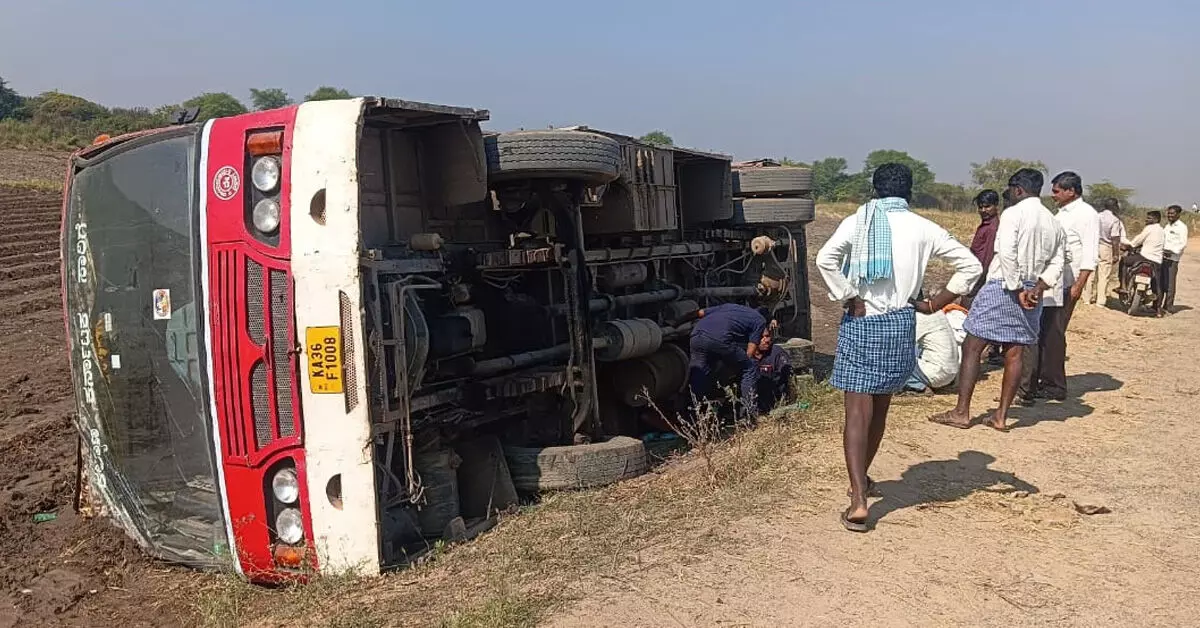 ರಾಯಚೂರು | ಸಾರಿಗೆ ಬಸ್ ಪಲ್ಟಿ : ಕಂಡಕ್ಟರ್ ಮೃತ್ಯು, 20 ಪ್ರಯಾಣಿಕರಿಗೆ ಗಾಯ ರಾಯಚೂರು | ಸಾರಿಗೆ ಬಸ್ ಪಲ್ಟಿ : ಕಂಡಕ್ಟರ್ ಮೃತ್ಯು, 20 ಪ್ರಯಾಣಿಕರಿಗೆ ಗಾಯ