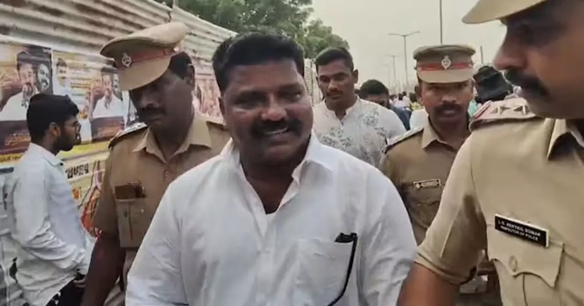 ನಟ ವಿಜಯ್ ರ್ಯಾಲಿಗೆ ನುಗ್ಗಲು ಯತ್ನಿಸಿದ ಬಂದೂಕುಧಾರಿಯ ಬಂಧನ ನಟ ವಿಜಯ್ ರ್ಯಾಲಿಗೆ ನುಗ್ಗಲು ಯತ್ನಿಸಿದ ಬಂದೂಕುಧಾರಿಯ ಬಂಧನ