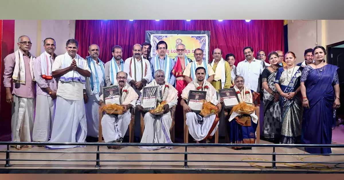 ಉಡುಪಿ | ಕರಂಬಳ್ಳಿ ಬ್ರಾಹ್ಮಣ ಸಮಿತಿ ವಾರ್ಷಿಕೋತ್ಸವ : ಸಾಧಕರಿಗೆ ಸನ್ಮಾನ ಉಡುಪಿ | ಕರಂಬಳ್ಳಿ ಬ್ರಾಹ್ಮಣ ಸಮಿತಿ ವಾರ್ಷಿಕೋತ್ಸವ : ಸಾಧಕರಿಗೆ ಸನ್ಮಾನ