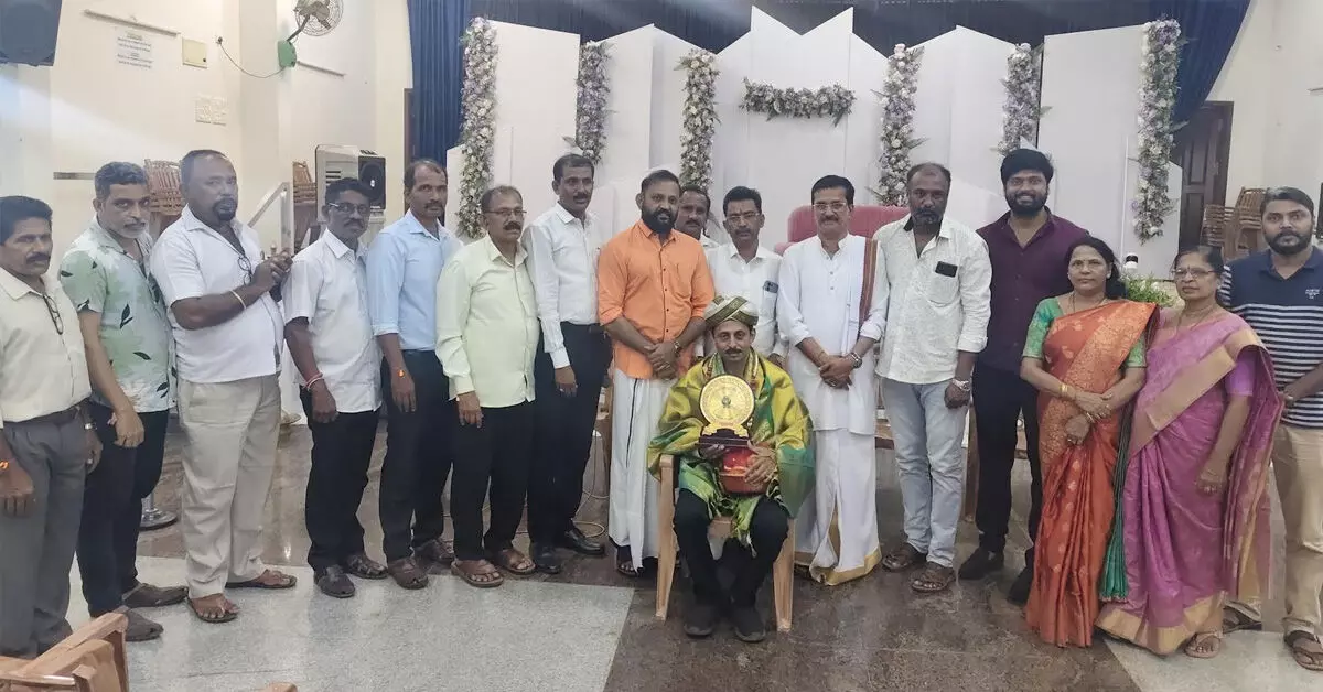 Konaje | ಉಳ್ಳಾಲ ಬಂಟರ ಸಂಘದ ವತಿಯಿಂದ ಪುಷ್ಪರಾಜ್ ಶೆಟ್ಟಿ ಅವರಿಗೆ ಅಭಿನಂದನಾ ಕಾರ್ಯಕ್ರಮ Konaje | ಉಳ್ಳಾಲ ಬಂಟರ ಸಂಘದ ವತಿಯಿಂದ ಪುಷ್ಪರಾಜ್ ಶೆಟ್ಟಿ ಅವರಿಗೆ ಅಭಿನಂದನಾ ಕಾರ್ಯಕ್ರಮ