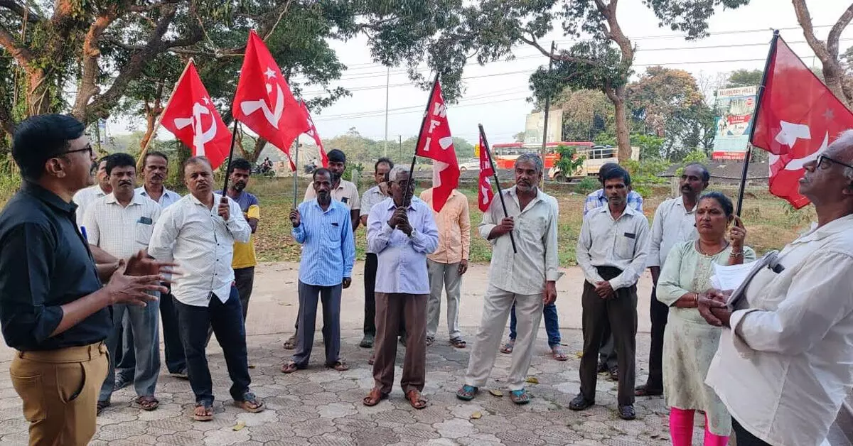 ಉಡುಪಿ ಜಿಲ್ಲೆಗೆ ಸರಕಾರಿ ಮೆಡಿಕಲ್ ಕಾಲೇಜು ಆಗ್ರಹಿಸಿ ಸಿಪಿಎಂ ಧರಣಿ ಉಡುಪಿ ಜಿಲ್ಲೆಗೆ ಸರಕಾರಿ ಮೆಡಿಕಲ್ ಕಾಲೇಜು ಆಗ್ರಹಿಸಿ ಸಿಪಿಎಂ ಧರಣಿ