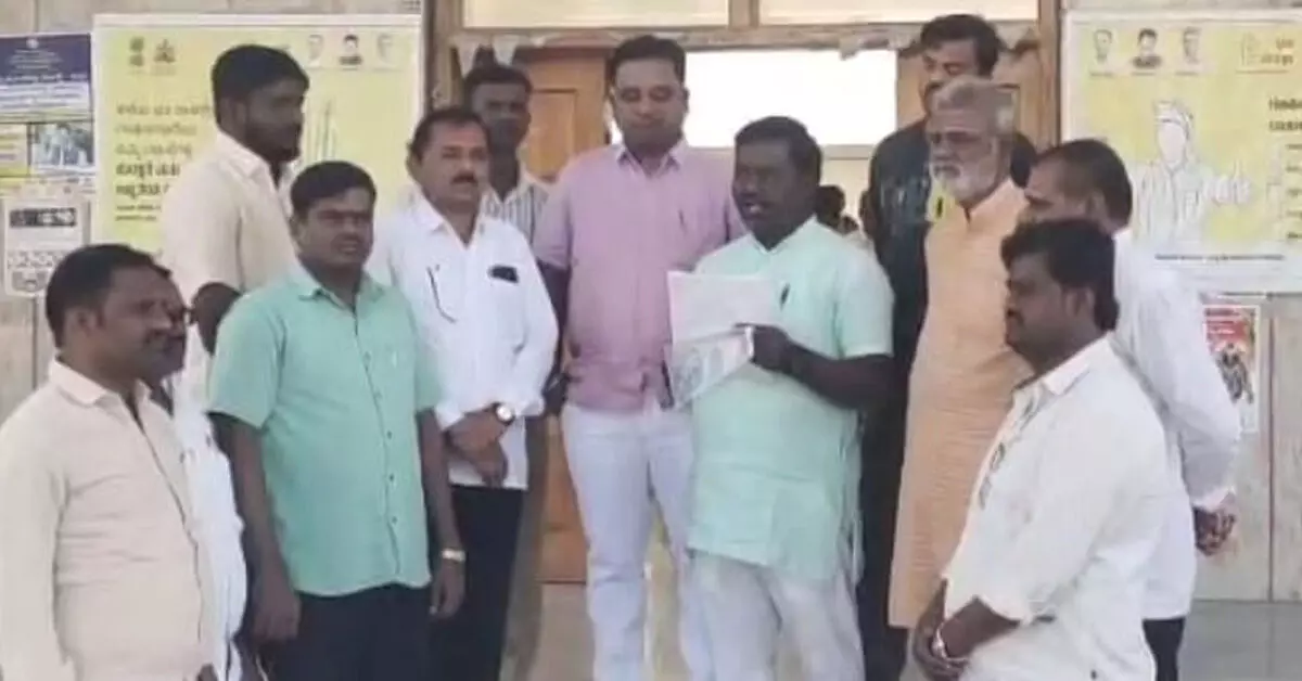 ಕಲಬುರಗಿ| ಪತ್ರಕರ್ತನ ಮೇಲೆ ಹಲ್ಲೆ: ಆರೋಪಿಗಳನ್ನು ಬಂಧಿಸುವಂತೆ ಪತ್ರಕರ್ತರ ಸಂಘ ಆಗ್ರಹ ಕಲಬುರಗಿ| ಪತ್ರಕರ್ತನ ಮೇಲೆ ಹಲ್ಲೆ: ಆರೋಪಿಗಳನ್ನು ಬಂಧಿಸುವಂತೆ ಪತ್ರಕರ್ತರ ಸಂಘ ಆಗ್ರಹ