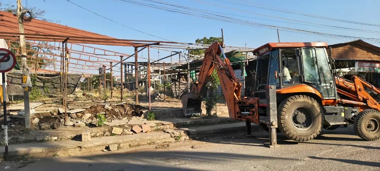 ಕಲಬುರಗಿ| ನೋಟಿಸ್ ನೀಡದೆ ಶರಣಬಸವೇಶ್ವರ ದೇವಸ್ಥಾನದ ಎದುರಿನ ಶೆಡ್ಗಳ ತೆರವು; ಆರೋಪ ಕಲಬುರಗಿ| ನೋಟಿಸ್ ನೀಡದೆ ಶರಣಬಸವೇಶ್ವರ ದೇವಸ್ಥಾನದ ಎದುರಿನ ಶೆಡ್ಗಳ ತೆರವು; ಆರೋಪ