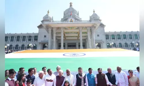 ವಿಶ್ವದ ಎರಡನೇ ಅತಿದೊಡ್ಡ ಖಾದಿ ರಾಷ್ಟ್ರೀಯ ಧ್ವಜವನ್ನು ಅನಾವರಣಗೊಳಿಸಿದ ಸಿಎಂ ಸಿದ್ದರಾಮಯ್ಯ