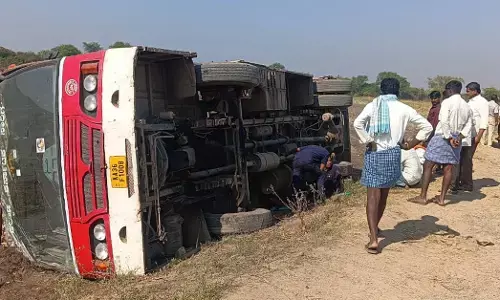 ರಾಯಚೂರು | ಸಾರಿಗೆ ಬಸ್ ಪಲ್ಟಿ : ಕಂಡಕ್ಟರ್ ಮೃತ್ಯು, 20 ಪ್ರಯಾಣಿಕರಿಗೆ ಗಾಯ