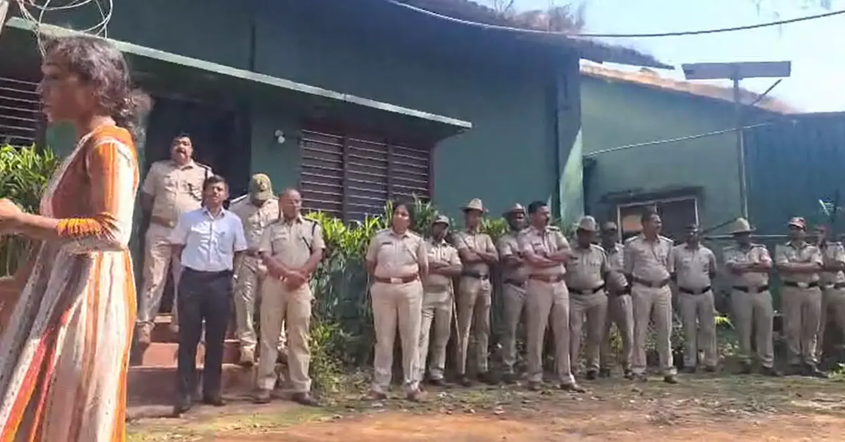 Chikkamagaluru | ಕಾಡಾನೆ ಹಾವಳಿ ನಿಯಂತ್ರಿಸದ ಅರಣ್ಯ ಇಲಾಖೆ ವಿರುದ್ಧ ಗ್ರಾಮಸ್ಥರಿಂದ ಧರಣಿ Chikkamagaluru | ಕಾಡಾನೆ ಹಾವಳಿ ನಿಯಂತ್ರಿಸದ ಅರಣ್ಯ ಇಲಾಖೆ ವಿರುದ್ಧ ಗ್ರಾಮಸ್ಥರಿಂದ ಧರಣಿ