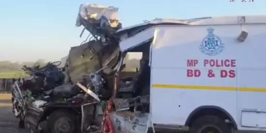 ಮಧ್ಯಪ್ರದೇಶ| ಬಾಂಬ್ ನಿಷ್ಕ್ರಿಯ ದಳದ ವಾಹನ ಟ್ರಕ್ಗೆ ಢಿಕ್ಕಿ: ನಾಲ್ವರು ಪೊಲೀಸರು ಮೃತ್ಯು ಮಧ್ಯಪ್ರದೇಶ| ಬಾಂಬ್ ನಿಷ್ಕ್ರಿಯ ದಳದ ವಾಹನ ಟ್ರಕ್ಗೆ ಢಿಕ್ಕಿ: ನಾಲ್ವರು ಪೊಲೀಸರು ಮೃತ್ಯು