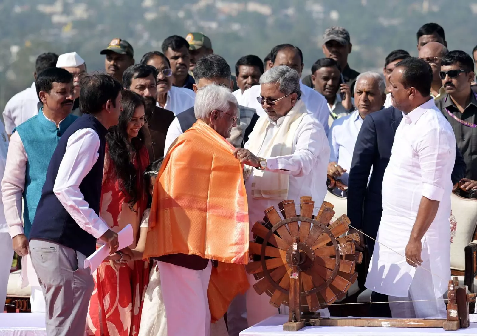 PHOTOS | ವಿಶ್ವದ ಎರಡನೇ ಅತಿದೊಡ್ಡ ಖಾದಿ ರಾಷ್ಟ್ರೀಯ ಧ್ವಜವನ್ನು ಅನಾವರಣಗೊಳಿಸಿದ ಸಿಎಂ ಸಿದ್ದರಾಮಯ್ಯ