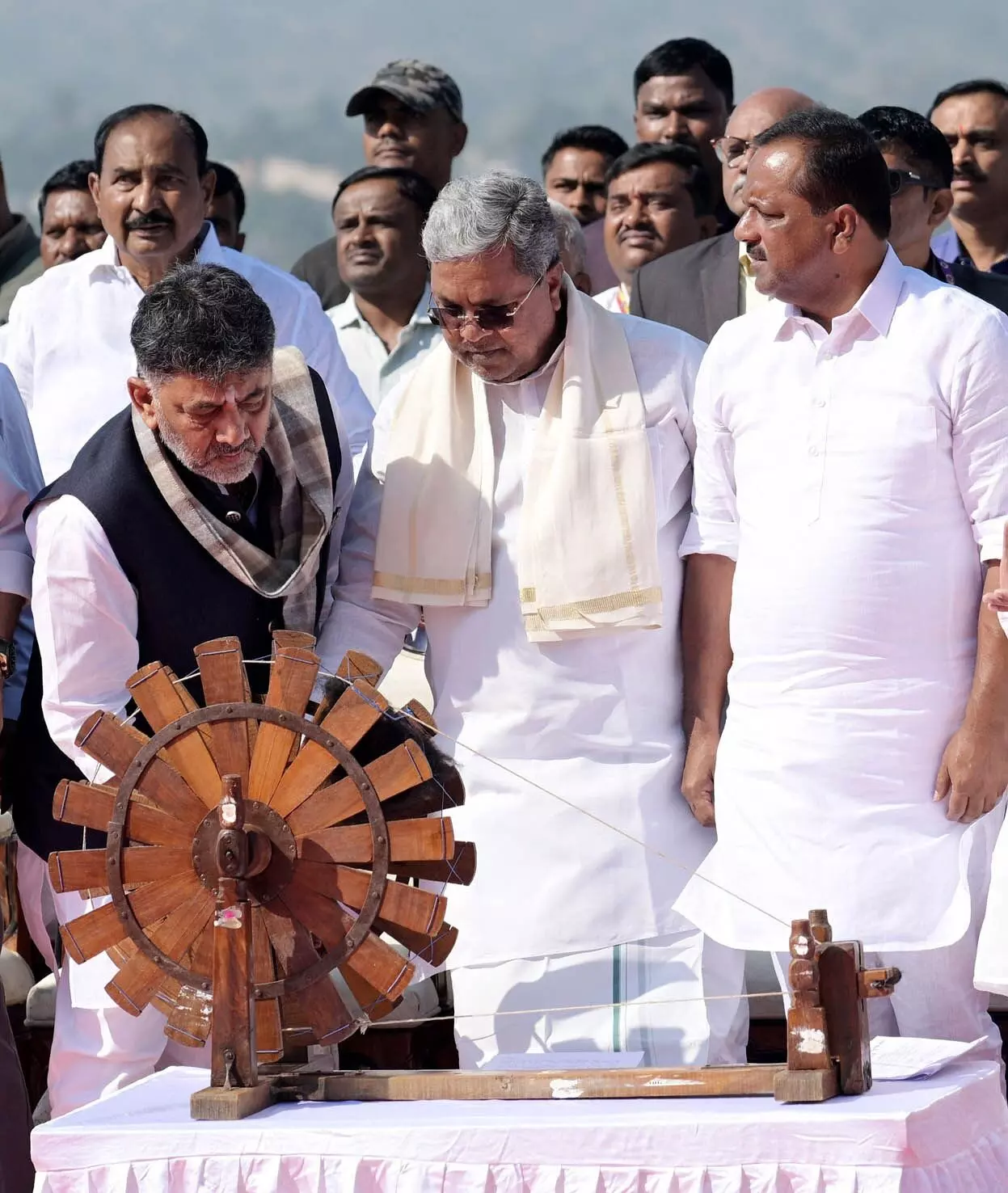 PHOTOS | ವಿಶ್ವದ ಎರಡನೇ ಅತಿದೊಡ್ಡ ಖಾದಿ ರಾಷ್ಟ್ರೀಯ ಧ್ವಜವನ್ನು ಅನಾವರಣಗೊಳಿಸಿದ ಸಿಎಂ ಸಿದ್ದರಾಮಯ್ಯ