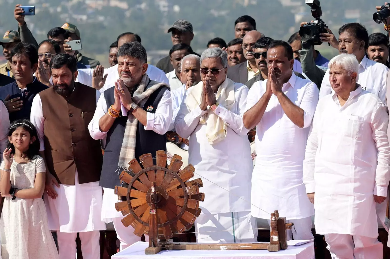 PHOTOS | ವಿಶ್ವದ ಎರಡನೇ ಅತಿದೊಡ್ಡ ಖಾದಿ ರಾಷ್ಟ್ರೀಯ ಧ್ವಜವನ್ನು ಅನಾವರಣಗೊಳಿಸಿದ ಸಿಎಂ ಸಿದ್ದರಾಮಯ್ಯ