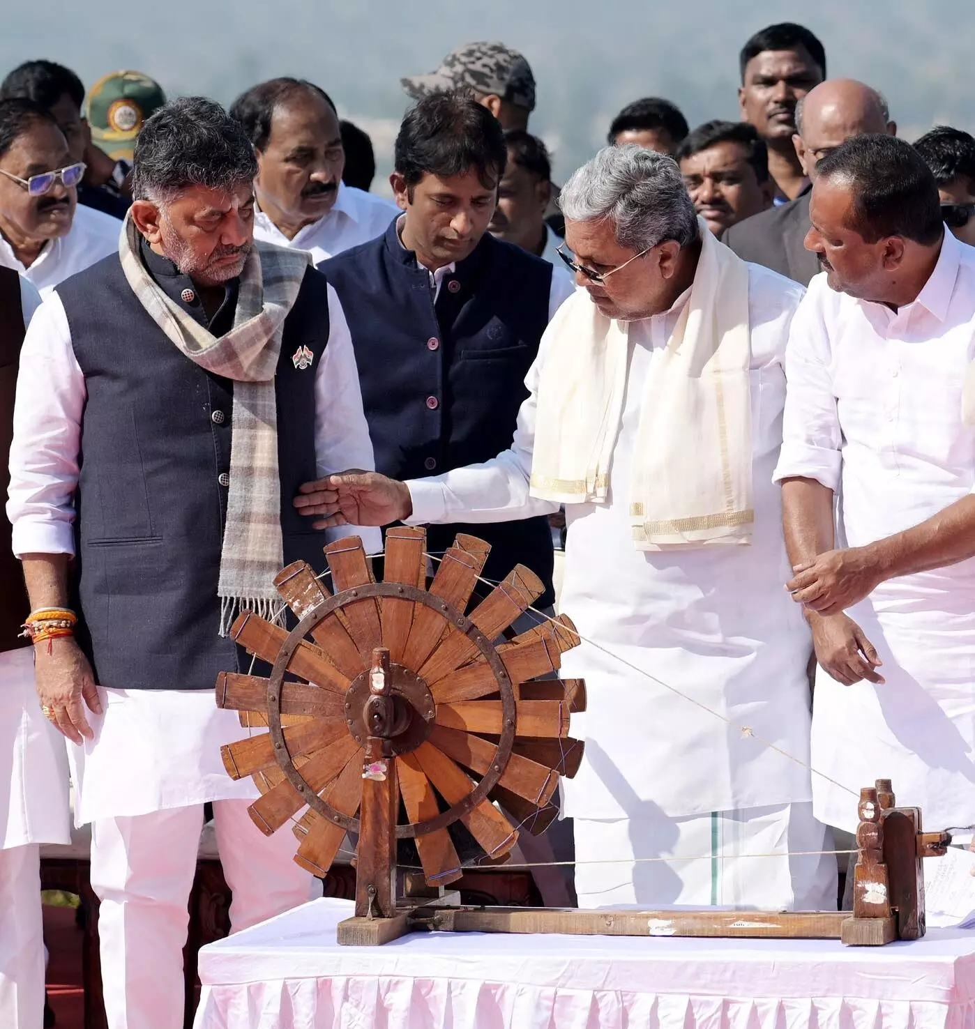 PHOTOS | ವಿಶ್ವದ ಎರಡನೇ ಅತಿದೊಡ್ಡ ಖಾದಿ ರಾಷ್ಟ್ರೀಯ ಧ್ವಜವನ್ನು ಅನಾವರಣಗೊಳಿಸಿದ ಸಿಎಂ ಸಿದ್ದರಾಮಯ್ಯ