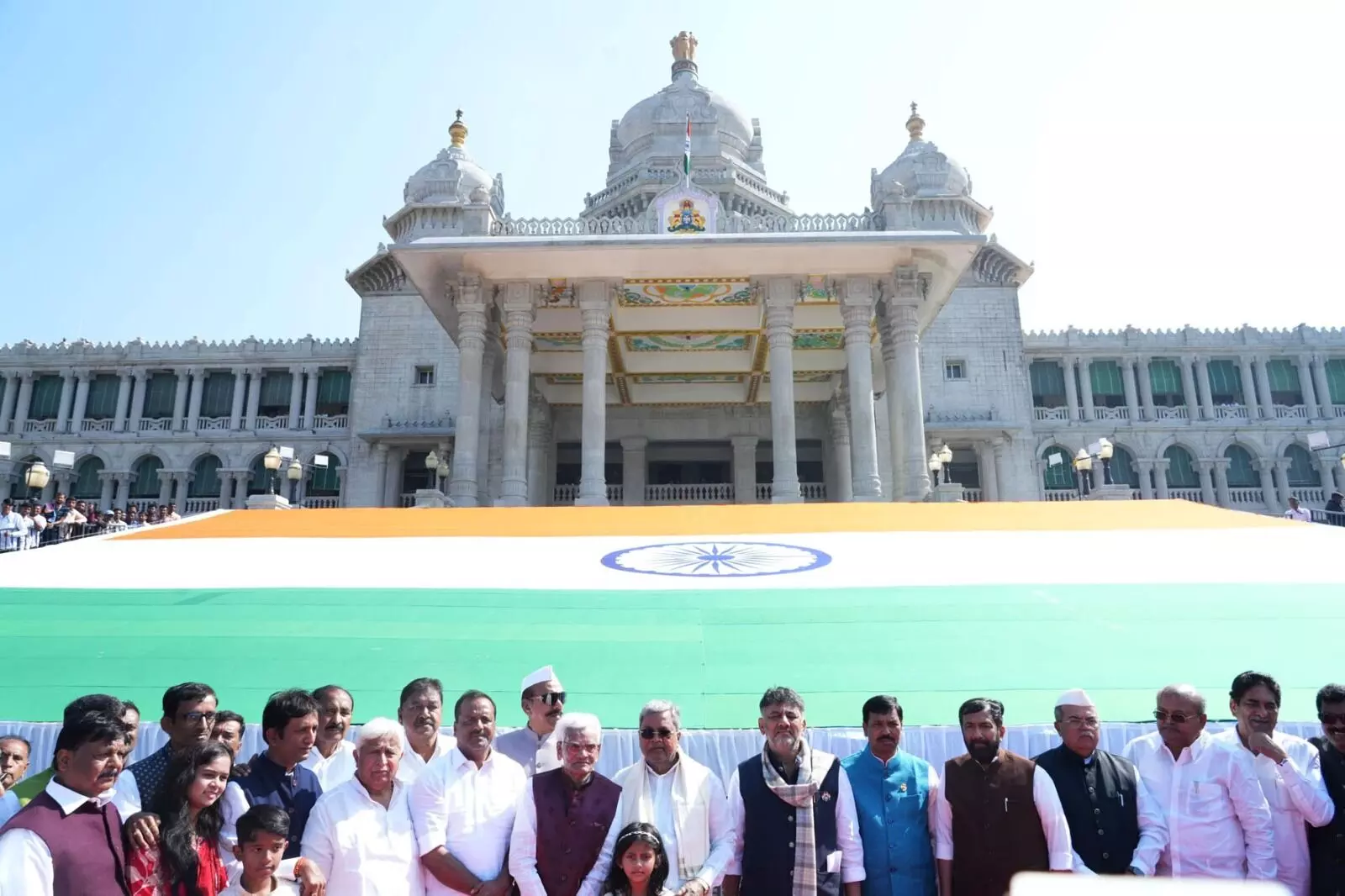 PHOTOS | ವಿಶ್ವದ ಎರಡನೇ ಅತಿದೊಡ್ಡ ಖಾದಿ ರಾಷ್ಟ್ರೀಯ ಧ್ವಜವನ್ನು ಅನಾವರಣಗೊಳಿಸಿದ ಸಿಎಂ ಸಿದ್ದರಾಮಯ್ಯ