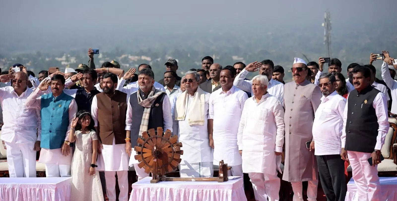 PHOTOS | ವಿಶ್ವದ ಎರಡನೇ ಅತಿದೊಡ್ಡ ಖಾದಿ ರಾಷ್ಟ್ರೀಯ ಧ್ವಜವನ್ನು ಅನಾವರಣಗೊಳಿಸಿದ ಸಿಎಂ ಸಿದ್ದರಾಮಯ್ಯ