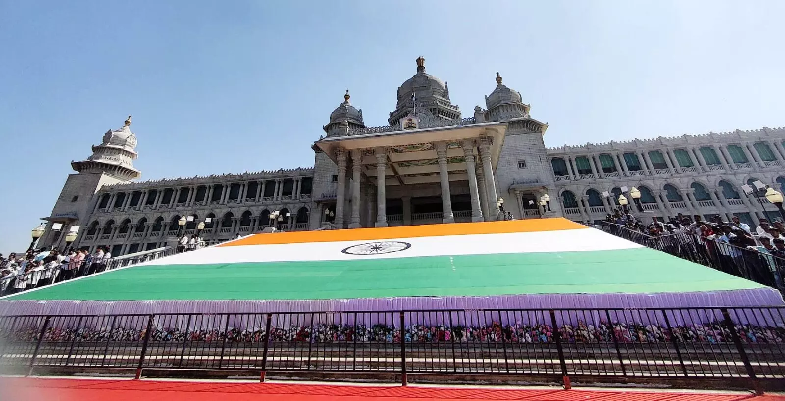 PHOTOS | ವಿಶ್ವದ ಎರಡನೇ ಅತಿದೊಡ್ಡ ಖಾದಿ ರಾಷ್ಟ್ರೀಯ ಧ್ವಜವನ್ನು ಅನಾವರಣಗೊಳಿಸಿದ ಸಿಎಂ ಸಿದ್ದರಾಮಯ್ಯ