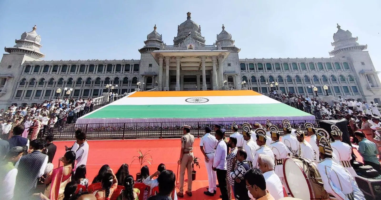 PHOTOS | ವಿಶ್ವದ ಎರಡನೇ ಅತಿದೊಡ್ಡ ಖಾದಿ ರಾಷ್ಟ್ರೀಯ ಧ್ವಜವನ್ನು ಅನಾವರಣಗೊಳಿಸಿದ ಸಿಎಂ ಸಿದ್ದರಾಮಯ್ಯ