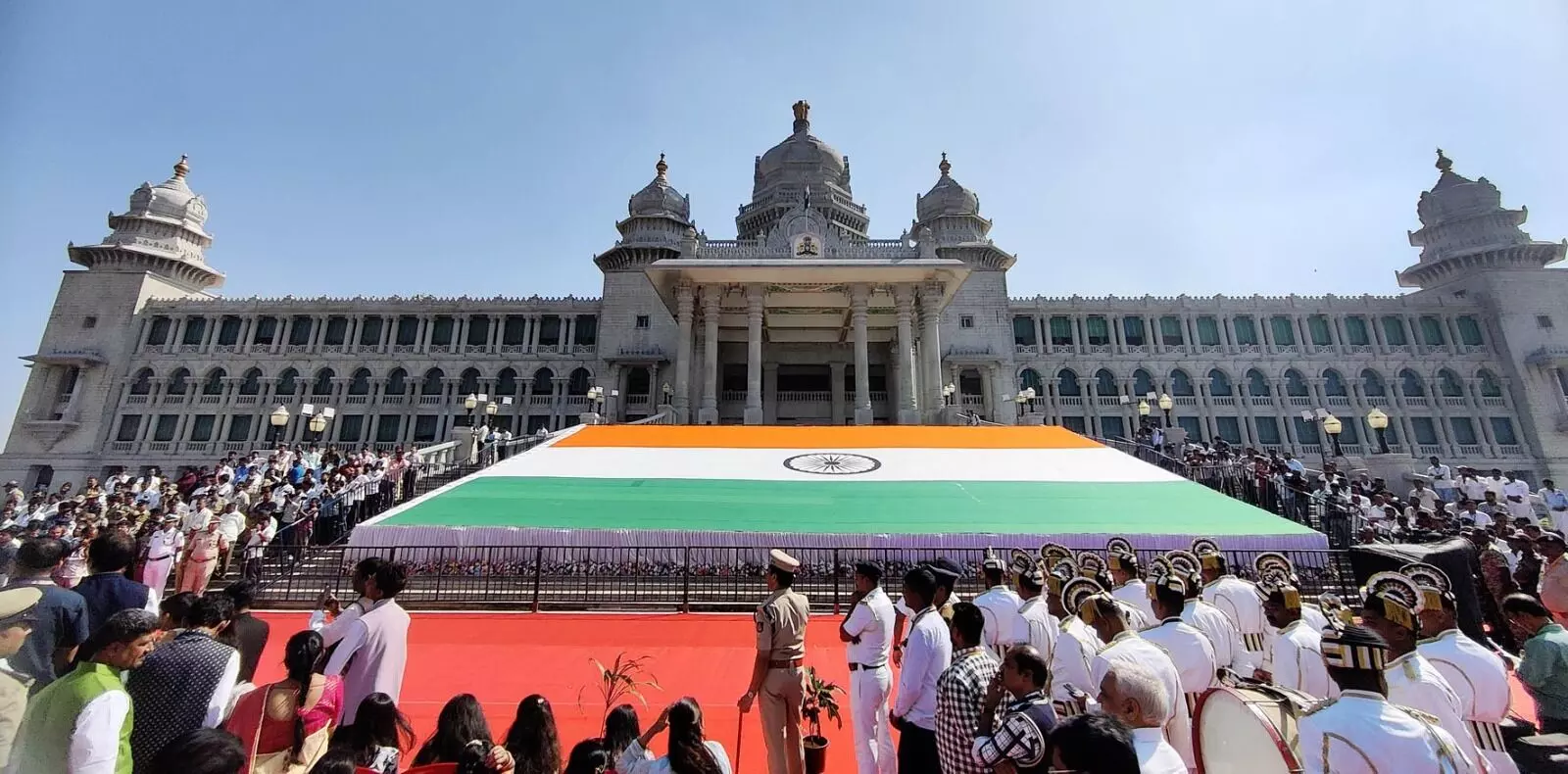 PHOTOS | ವಿಶ್ವದ ಎರಡನೇ ಅತಿದೊಡ್ಡ ಖಾದಿ ರಾಷ್ಟ್ರೀಯ ಧ್ವಜವನ್ನು ಅನಾವರಣಗೊಳಿಸಿದ ಸಿಎಂ ಸಿದ್ದರಾಮಯ್ಯ