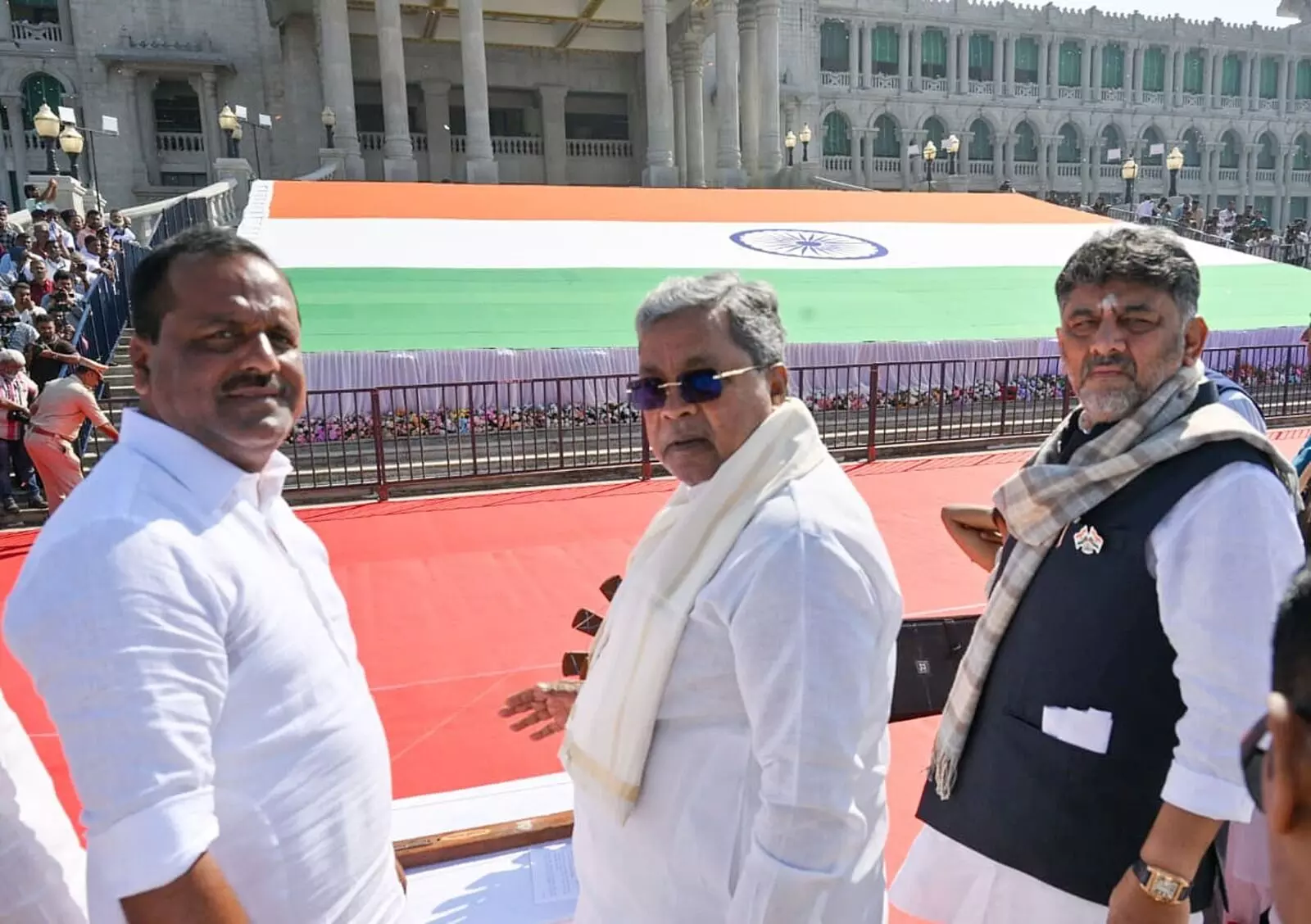 PHOTOS | ವಿಶ್ವದ ಎರಡನೇ ಅತಿದೊಡ್ಡ ಖಾದಿ ರಾಷ್ಟ್ರೀಯ ಧ್ವಜವನ್ನು ಅನಾವರಣಗೊಳಿಸಿದ ಸಿಎಂ ಸಿದ್ದರಾಮಯ್ಯ