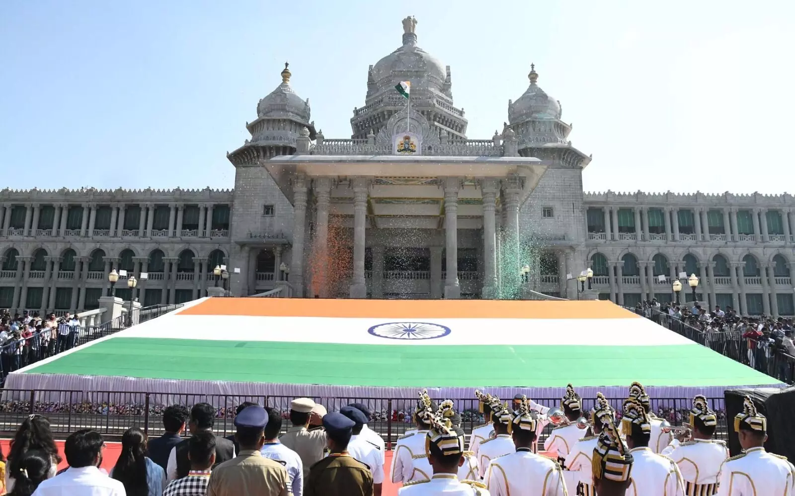 PHOTOS | ವಿಶ್ವದ ಎರಡನೇ ಅತಿದೊಡ್ಡ ಖಾದಿ ರಾಷ್ಟ್ರೀಯ ಧ್ವಜವನ್ನು ಅನಾವರಣಗೊಳಿಸಿದ ಸಿಎಂ ಸಿದ್ದರಾಮಯ್ಯ