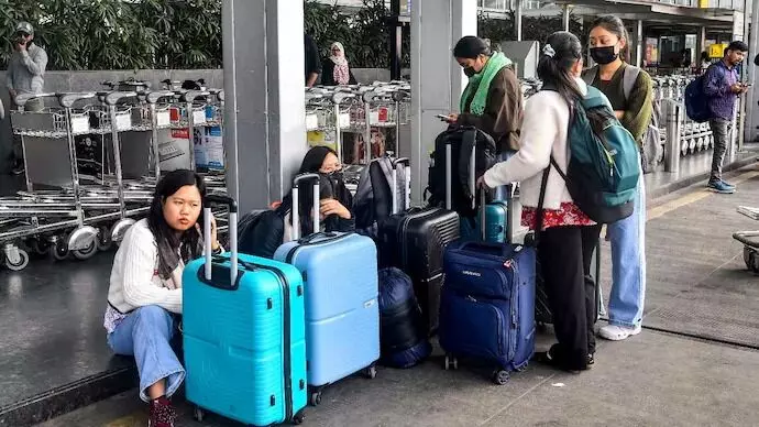 ಇಂಡಿಗೊ ಬಿಕ್ಕಟ್ಟು | ಟಿಕೆಟ್ಗಳ ಬೆಲೆ 40,000ರೂ. ತಲುಪಿದ್ದು ಹೇಗೆ?: ಕೇಂದ್ರ ಸರಕಾರಕ್ಕೆ ಹೈಕೋರ್ಟ್ ಚಾಟಿ ಇಂಡಿಗೊ ಬಿಕ್ಕಟ್ಟು | ಟಿಕೆಟ್ಗಳ ಬೆಲೆ 40,000ರೂ. ತಲುಪಿದ್ದು ಹೇಗೆ?: ಕೇಂದ್ರ ಸರಕಾರಕ್ಕೆ ಹೈಕೋರ್ಟ್ ಚಾಟಿ