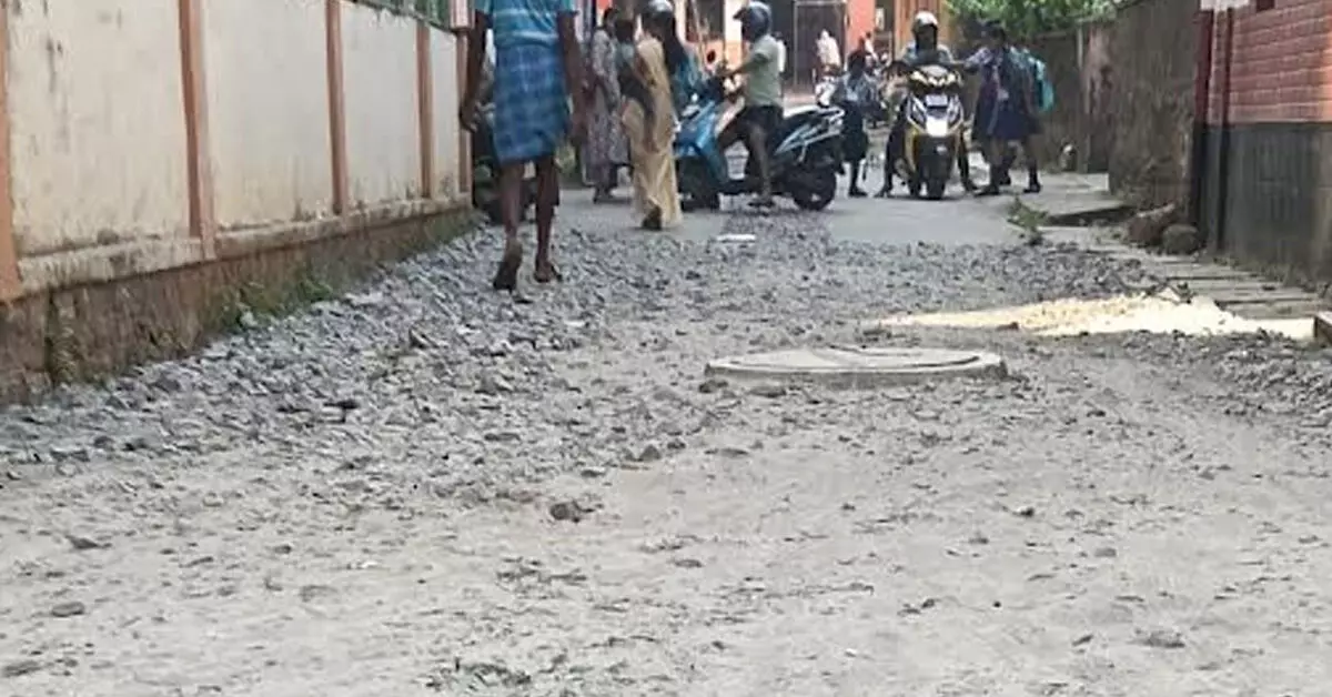 ಬಡಗುಪೇಟೆ | ಹೊಂಡಗುಂಡಿಗಳಿರುವ ರಸ್ತೆಯ ದುರಸ್ತಿಗೆ ಆಗ್ರಹ ಬಡಗುಪೇಟೆ | ಹೊಂಡಗುಂಡಿಗಳಿರುವ ರಸ್ತೆಯ ದುರಸ್ತಿಗೆ ಆಗ್ರಹ