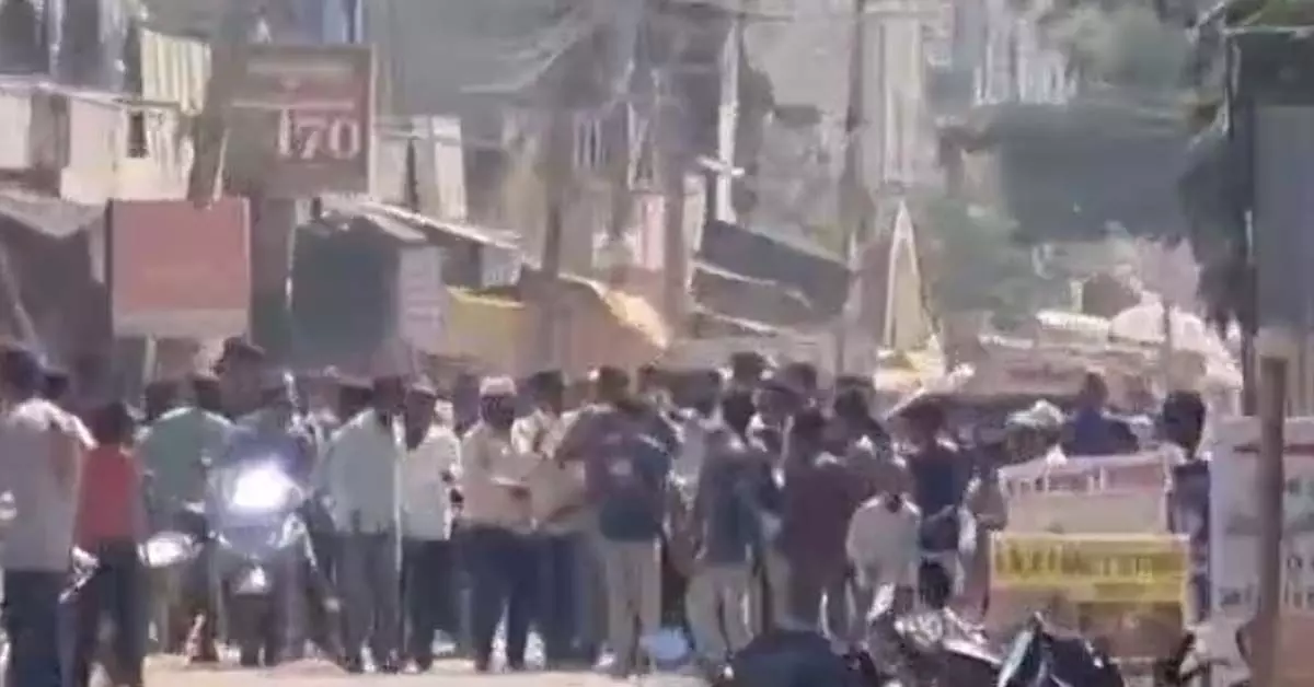 ಹಾವೇರಿ | ವಿದ್ಯಾರ್ಥಿನಿಯರಿಗೆ ಲೈಂಗಿಕ ಕಿರುಕುಳ ಆರೋಪ: ಪೋಷಕರು, ಸಾರ್ವಜನಿಕರಿಂದ ಶಿಕ್ಷಕನಿಗೆ ಹಲ್ಲೆ ಹಾವೇರಿ | ವಿದ್ಯಾರ್ಥಿನಿಯರಿಗೆ ಲೈಂಗಿಕ ಕಿರುಕುಳ ಆರೋಪ: ಪೋಷಕರು, ಸಾರ್ವಜನಿಕರಿಂದ ಶಿಕ್ಷಕನಿಗೆ ಹಲ್ಲೆ