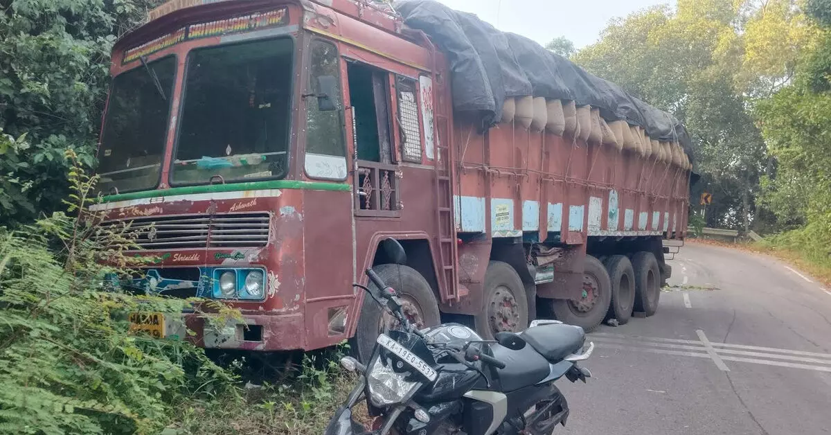ಮೂಡುಬಿದಿರೆ | ಚಾಲಕನ ನಿಯಂತ್ರಣ ತಪ್ಪಿ ಗೋಡೆಗೆ ಢಿಕ್ಕಿ ಹೊಡೆದ ಲಾರಿ ಮೂಡುಬಿದಿರೆ | ಚಾಲಕನ ನಿಯಂತ್ರಣ ತಪ್ಪಿ ಗೋಡೆಗೆ ಢಿಕ್ಕಿ ಹೊಡೆದ ಲಾರಿ