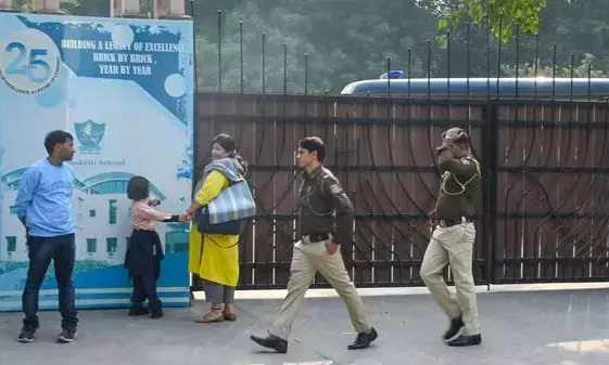 ದಿಲ್ಲಿಯ ಹಲವು ಶಾಲೆಗಳಿಗೆ ಬಾಂಬ್ ಬೆದರಿಕೆ: ಪೊಲೀಸರಿಂದ ಶೋಧ