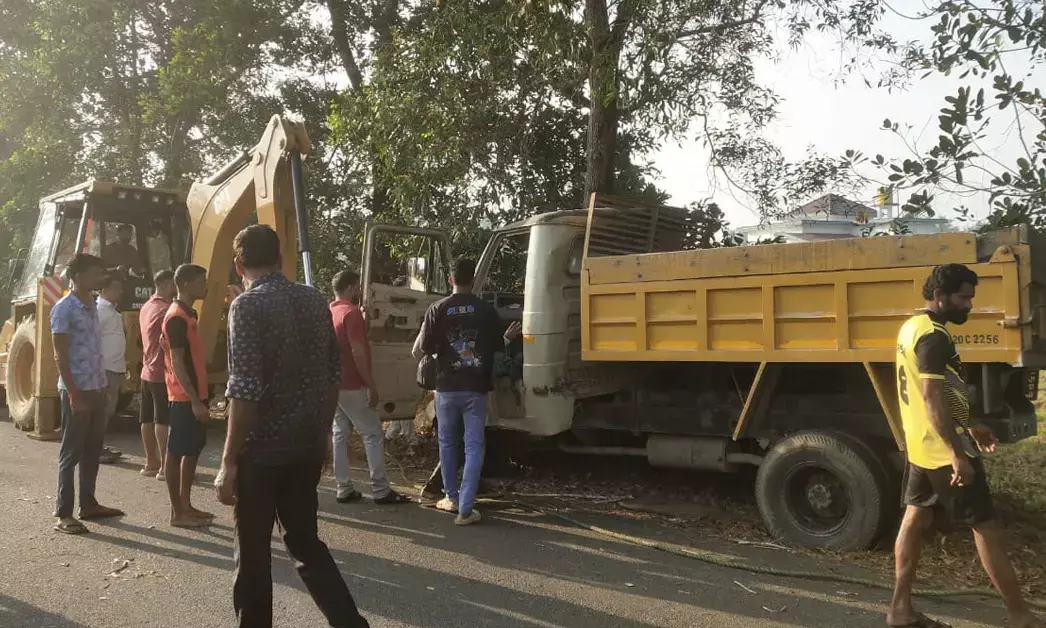 ಬ್ರಹ್ಮಾವರ | ರಸ್ತೆಯ ಹೊಂಡಕ್ಕೆ ಬಿದ್ದು ಮರಕ್ಕೆ ಢಿಕ್ಕಿ ಹೊಡೆದ ಟಿಪ್ಪರ್: ಚಾಲಕ ಸ್ಥಳದಲ್ಲಿಯೇ ಮೃತ್ಯು