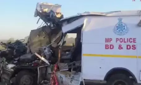 ಮಧ್ಯಪ್ರದೇಶ| ಬಾಂಬ್ ನಿಷ್ಕ್ರಿಯ ದಳದ ವಾಹನ ಟ್ರಕ್‌ಗೆ ಢಿಕ್ಕಿ: ನಾಲ್ವರು ಪೊಲೀಸರು  ಮೃತ್ಯು