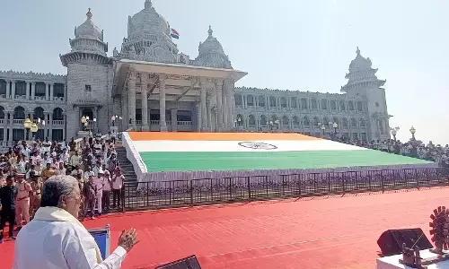 PHOTOS | ವಿಶ್ವದ ಎರಡನೇ ಅತಿದೊಡ್ಡ ಖಾದಿ ರಾಷ್ಟ್ರೀಯ ಧ್ವಜವನ್ನು ಅನಾವರಣಗೊಳಿಸಿದ ಸಿಎಂ ಸಿದ್ದರಾಮಯ್ಯ